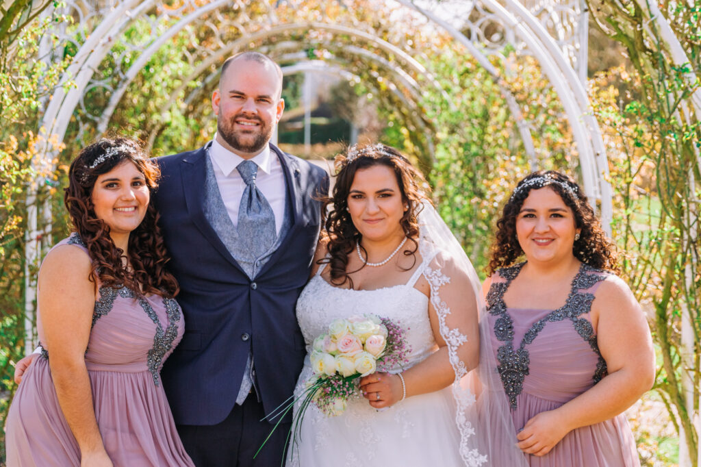 Hochzeit: Das Brautpaar mit Familie