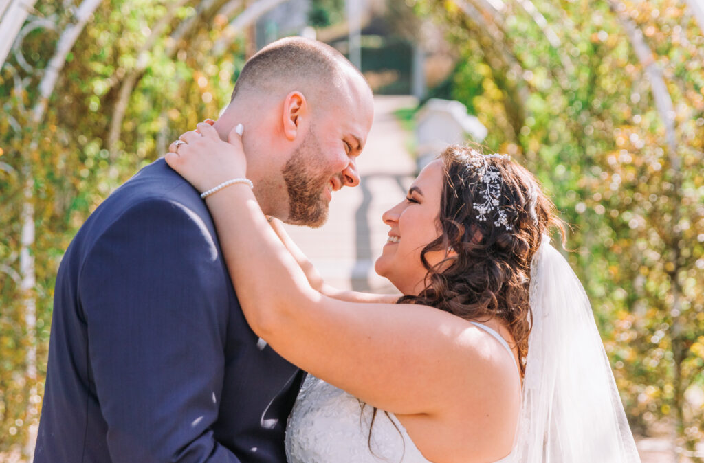 Hochzeit: Inniger Blick zwischen Braut und Bräutigam